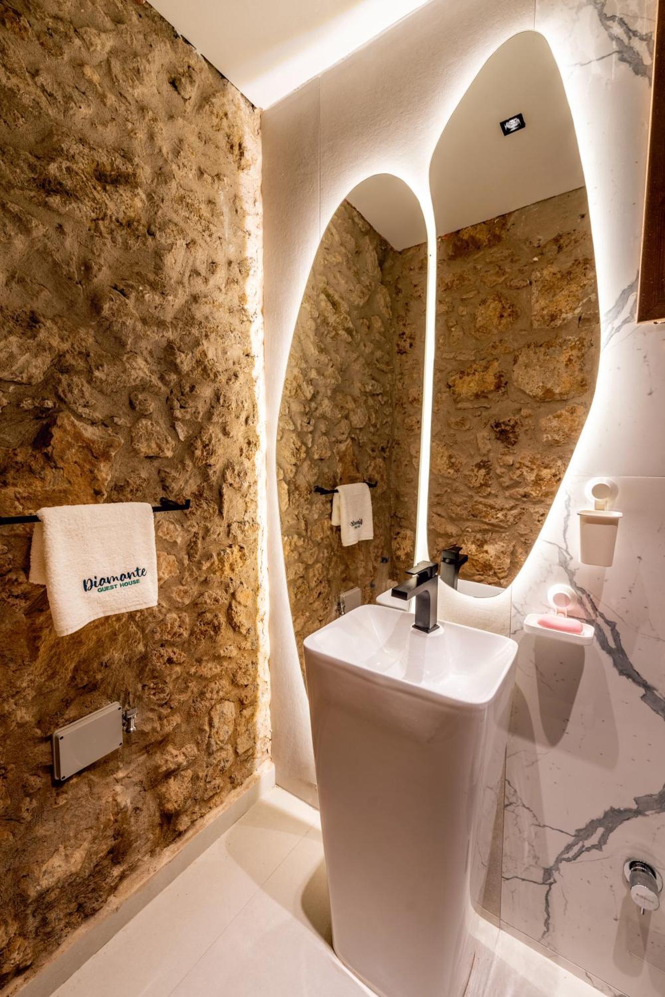 Diamante Guest House-Stone Room 파마구스타 외부 사진